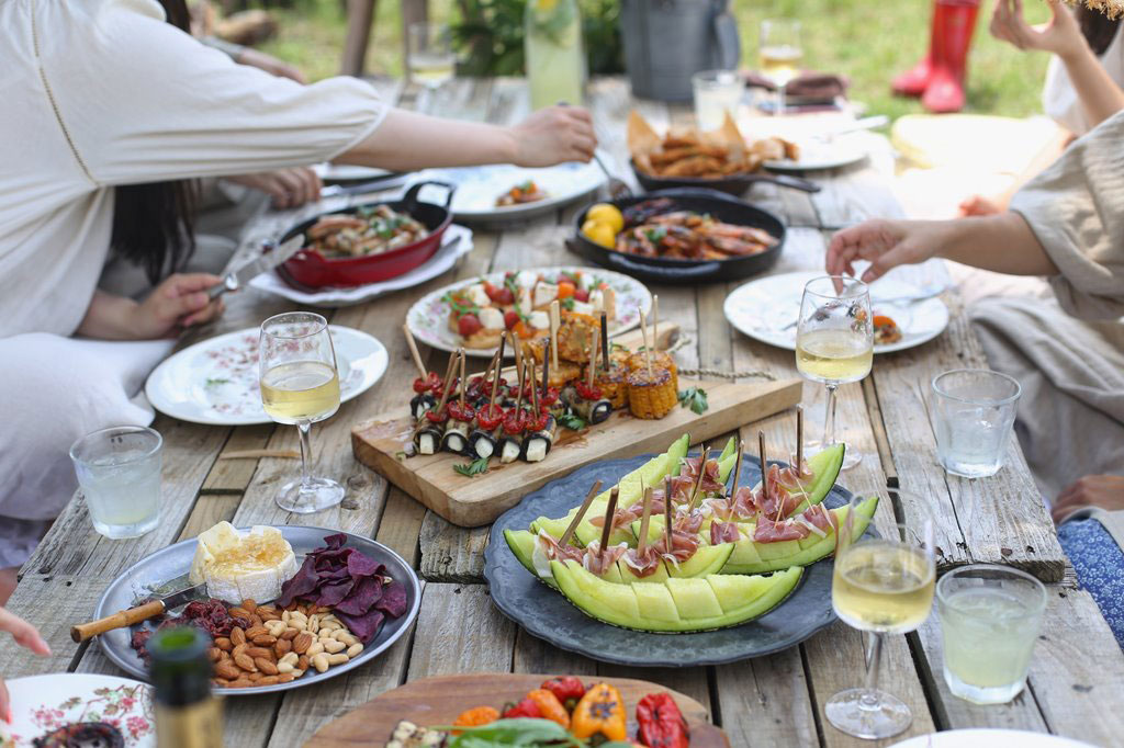 DFCL - Eco Outdoor Party Décor - Table Filled with Party Appetizers - Photo by Lee Myungseong on Unsplash